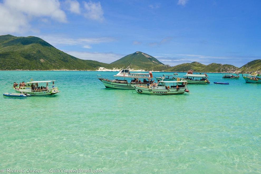 Imagem dos barcos no mar calmo da Praia do Pontal do Atalaia.